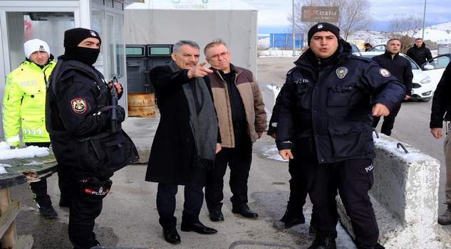 Vali Özkan, görevi başındaki polisleri ziyaret etti