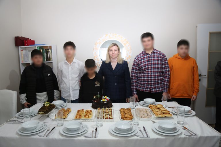 Arzu Özkan, çocukların mutluluklarına ortak oldu