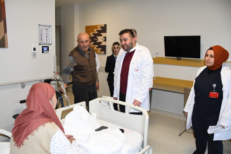 Başhekim Kozan’dan hasta ve hasta yakınlarına moral ziyareti