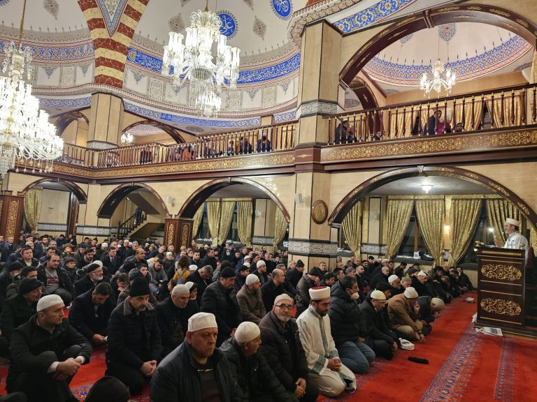 Miraç Kandili’nde vatandaşlar camilere akın etti