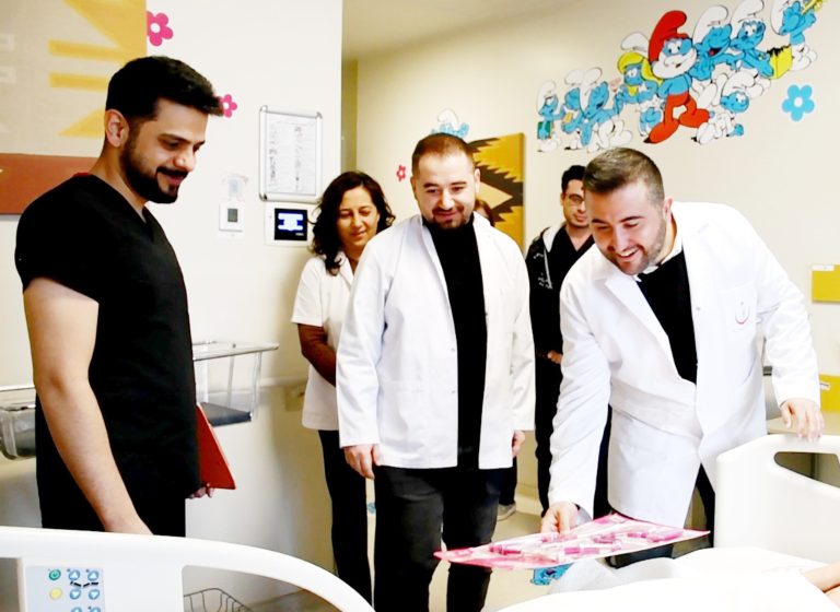 Hastane yönetiminden çocukları mutlu eden ziyaret
