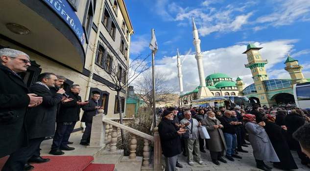 Umre yolcuları dualarla uğurlandı
