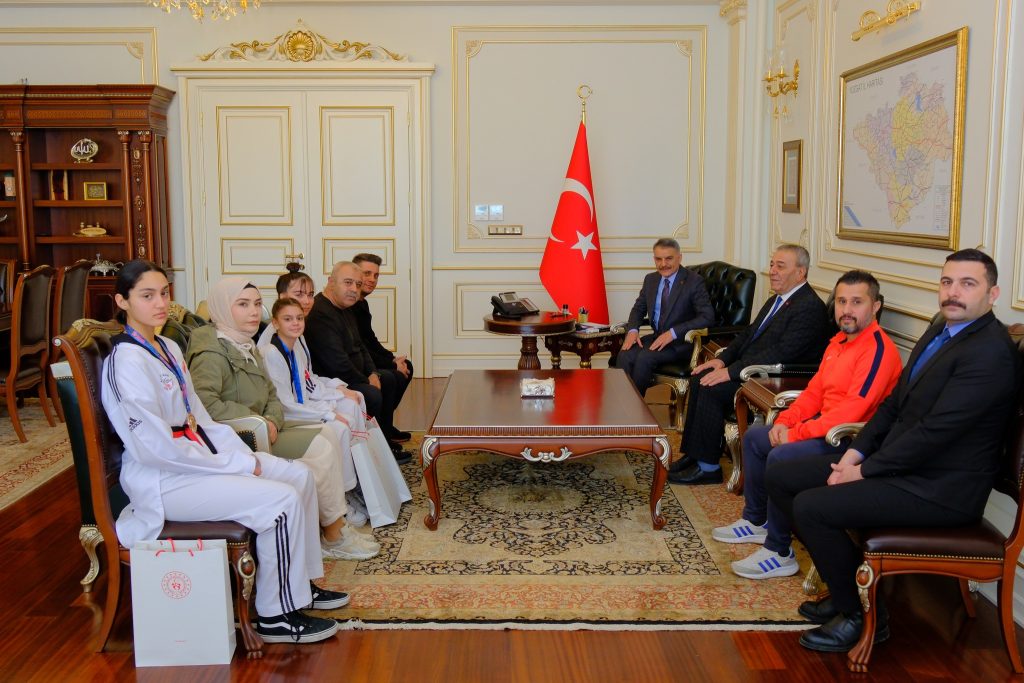 Vali Özkan, şampiyonları ağırladı