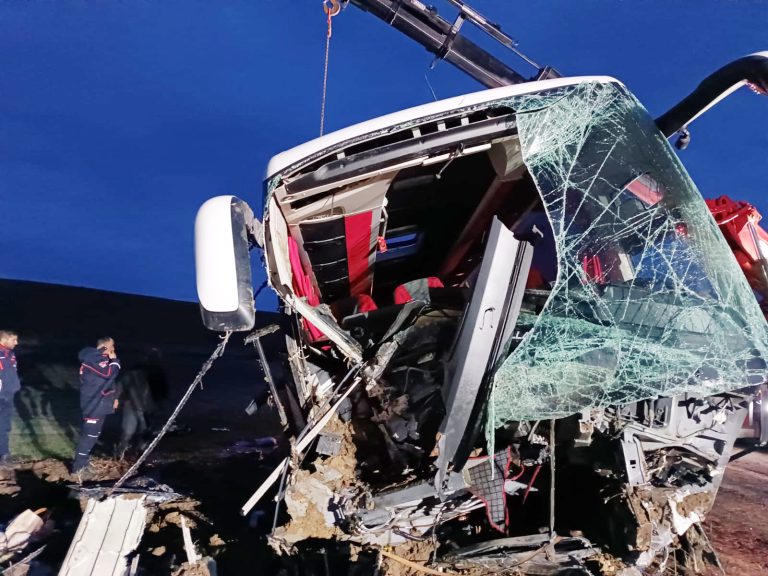 Yozgat’ta yolcu otobüsü devrildi: 1ölü, 18 yaralı