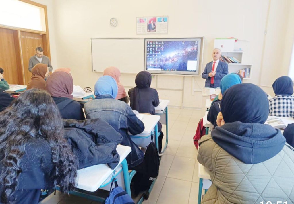 Yurtlu, öğrencilerle buluştu