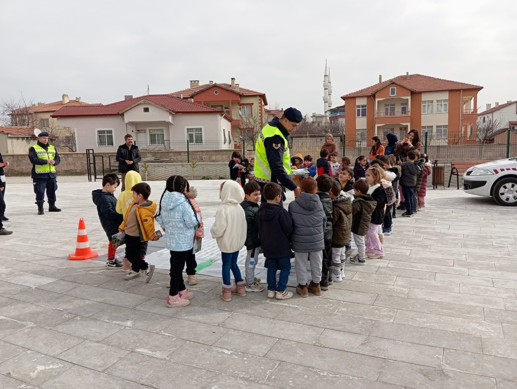 Öğrencilere trafik bilinci eğitimi verdi