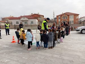 Öğrencilere trafik bilinci eğitimi verdi