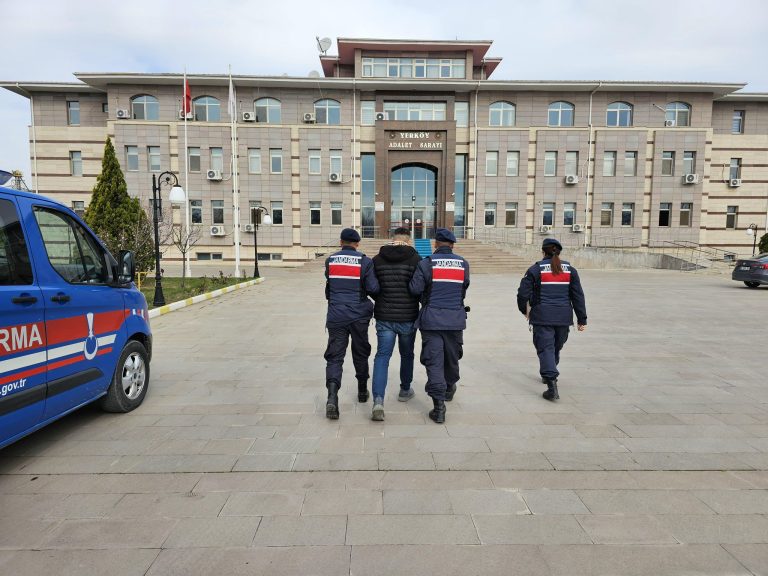 Jandarma 2 firari hükümlüyü yakaladı