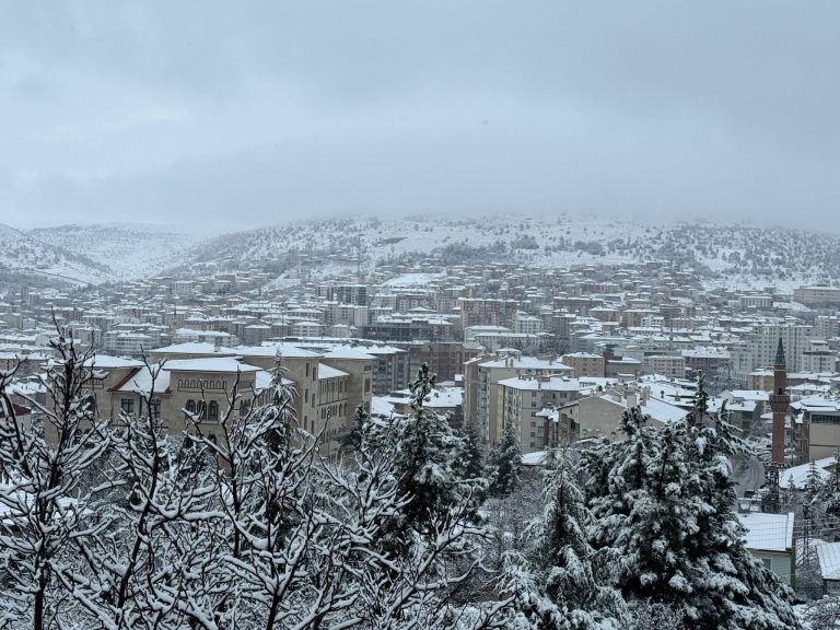 Yozgat güne beyaz kar örtüsü ile uyandı
