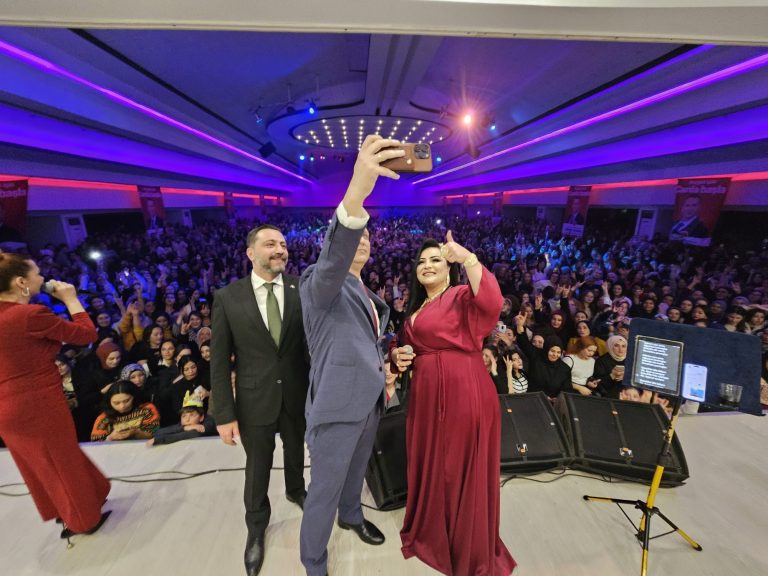 Konserde Açıkel coşkusu