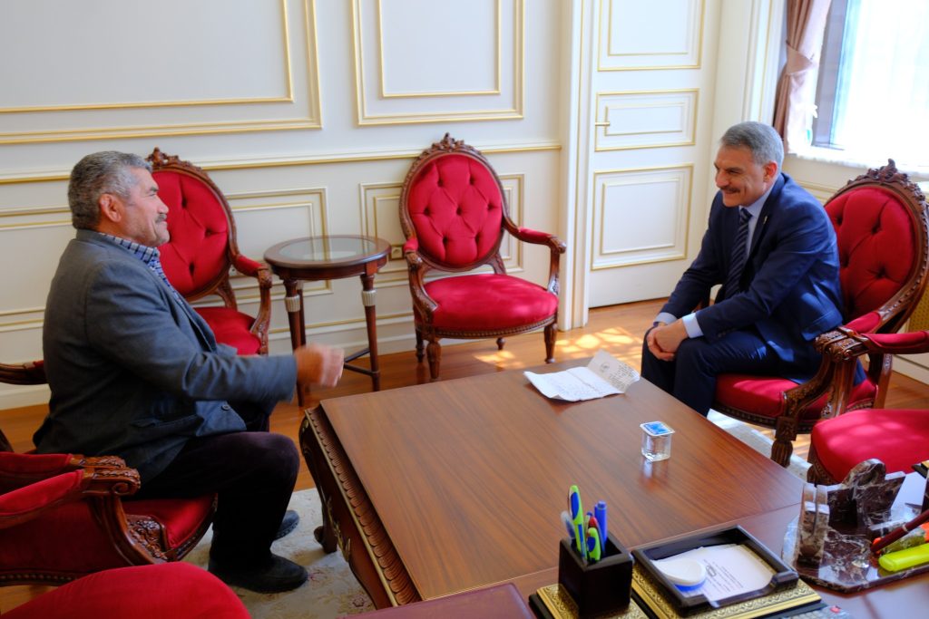 Vatandaşları makamında ağırlıyor, sorunlara çözüm üretiyor