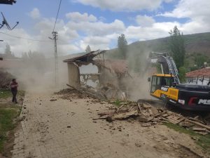 Depremde zarar gören ağır hasarlı binaların yıkımına başlandı