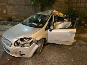 Otomobil ağaca çarptı, sürücü yaralandı