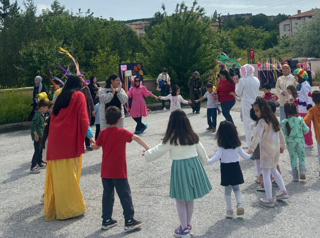 Üniversite öğrencileri çocukların yüzünü güldürdü