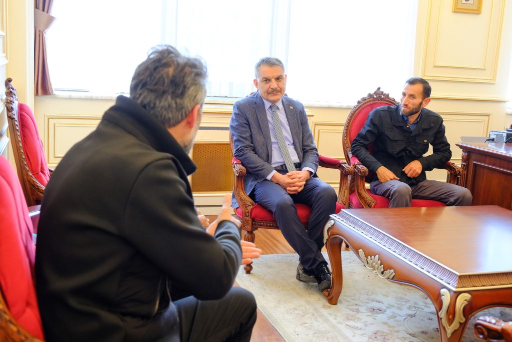 Vatandaşların sorunlarını makamında diliyor çözüm üretiyor