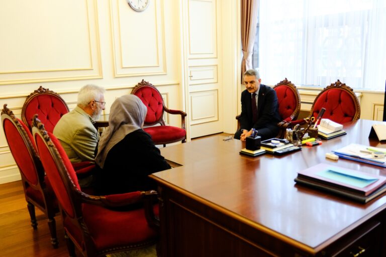 Vali Özkan, Vatandaşları makamında dinliyor ve taleplerini alıyor