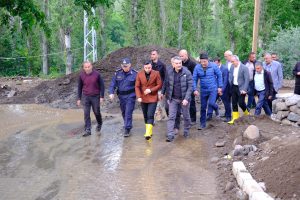 Vali Özkan, selden etkilenen köyde incelemelerde bulundu