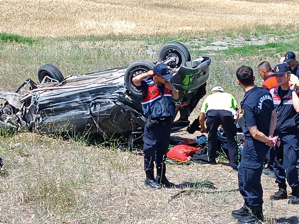 Otomobil şarampole devrildi: 2 kişi öldü, 2 kişi yaralandı