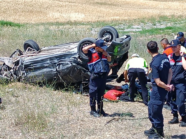 Otomobil şarampole devrildi: 2 kişi öldü, 2 kişi yaralandı