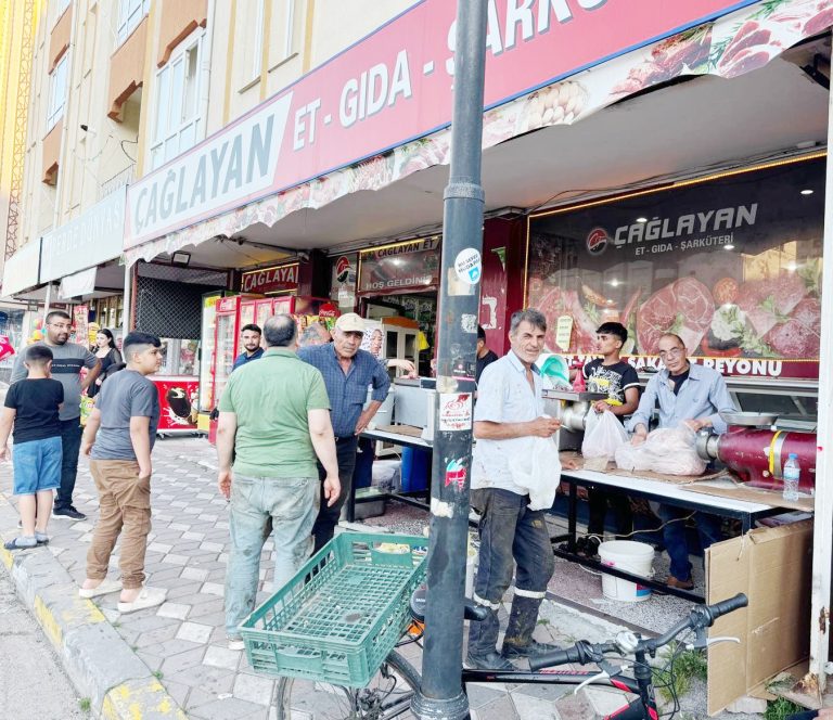 Bayram’da market ve kasaplarda kıyma çektirme yoğunluğu