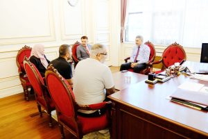 Vali Özkan, Vatandaşları makamında ağırlıyor taleplerini dinliyor