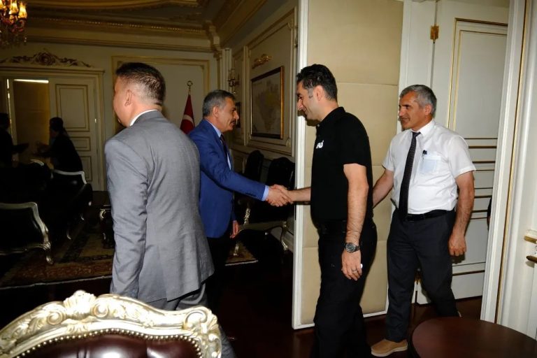 Vali Özkan, valilik personeli ile bayramlaştı