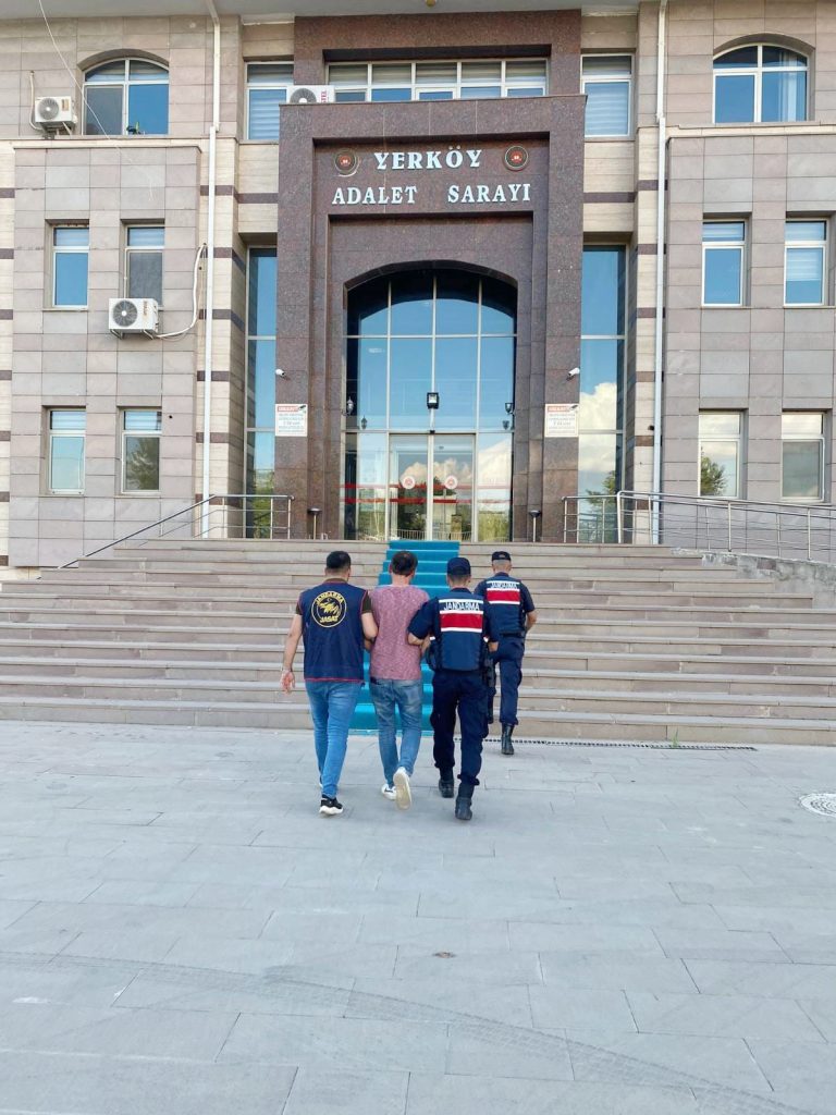 Jandarma ekipleri 10 yıl kesinleşmiş hapis cezası bulunan şahsı yakaladı