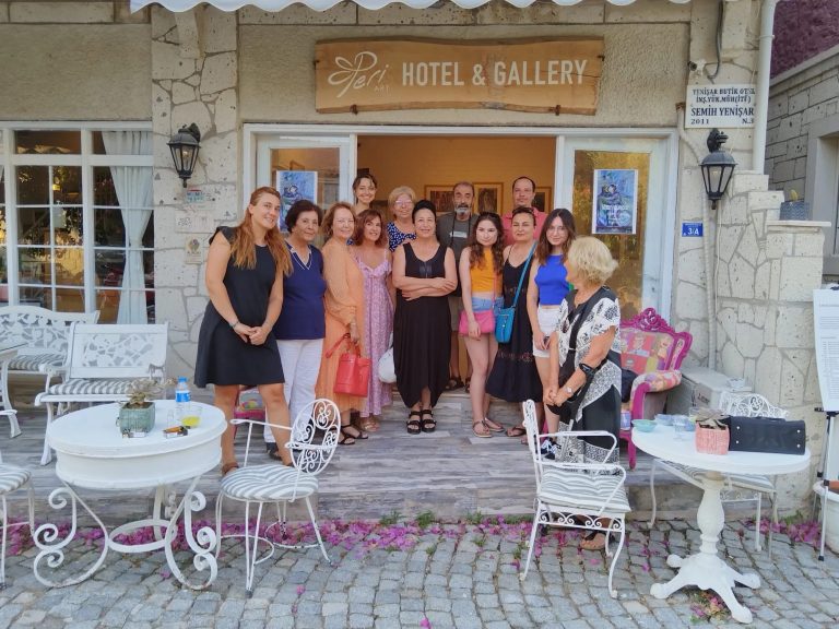 <strong>İlhan Dündar’ın Eserleri Alaçatı’da Sanatseverlerle Buluştu</strong>