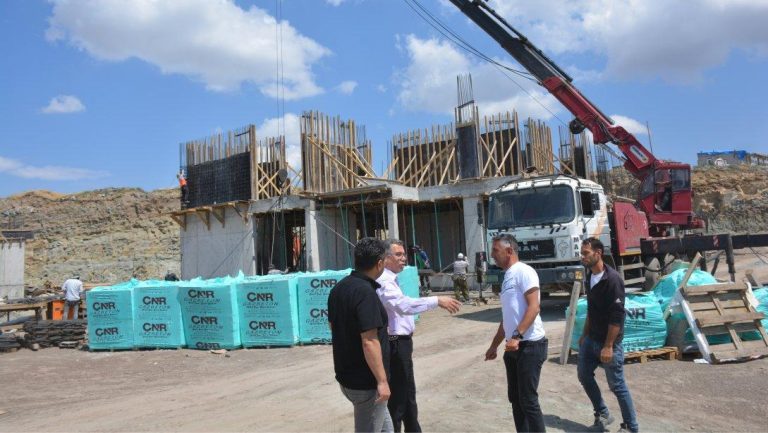 Altınkaynak, yapım inşaatı devam eden eğitim yuvalarını inceledi