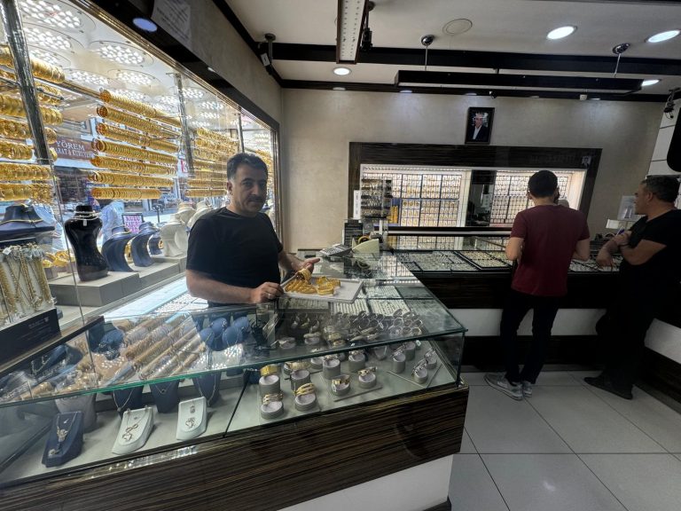 Düğün sezonu açıldı, kuyumcularda yoğunluk arttı