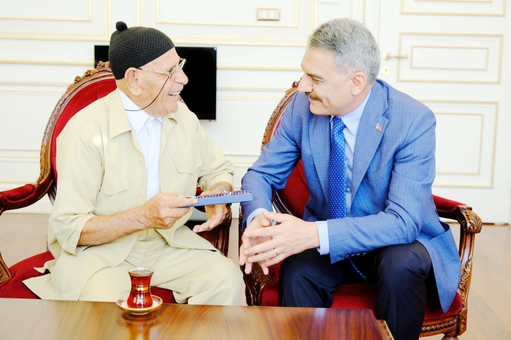 Ziyarette tanıdığı yaşlı adamı makamında ağırladı