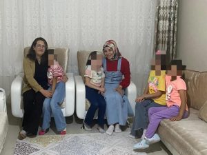 Küçük öğrencinin mutluluğunu paylaştılar