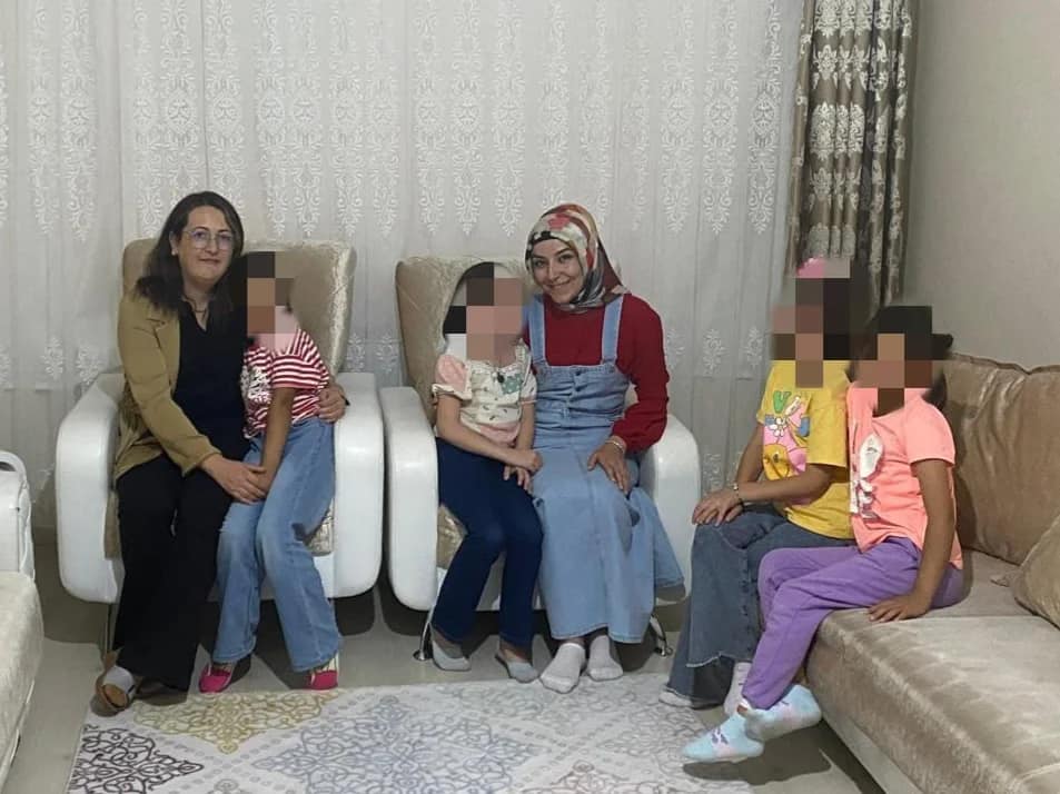 Küçük öğrencinin mutluluğunu paylaştılar