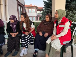 Huzurevi sakinlerinin gönüllerini aldılar