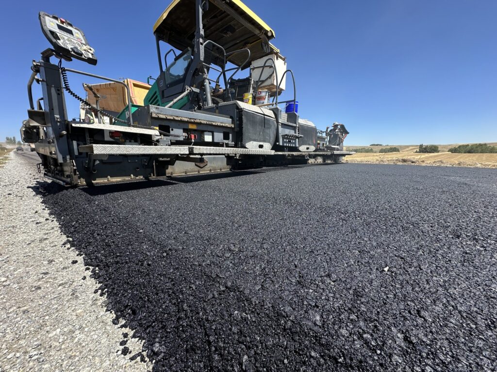 Vali Özkan:”Köylerimizi sıcak asfaltla buluşturmaya devam ediyoruz”