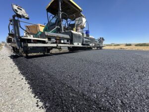 Vali Özkan:”Köylerimizi sıcak asfaltla buluşturmaya devam ediyoruz”