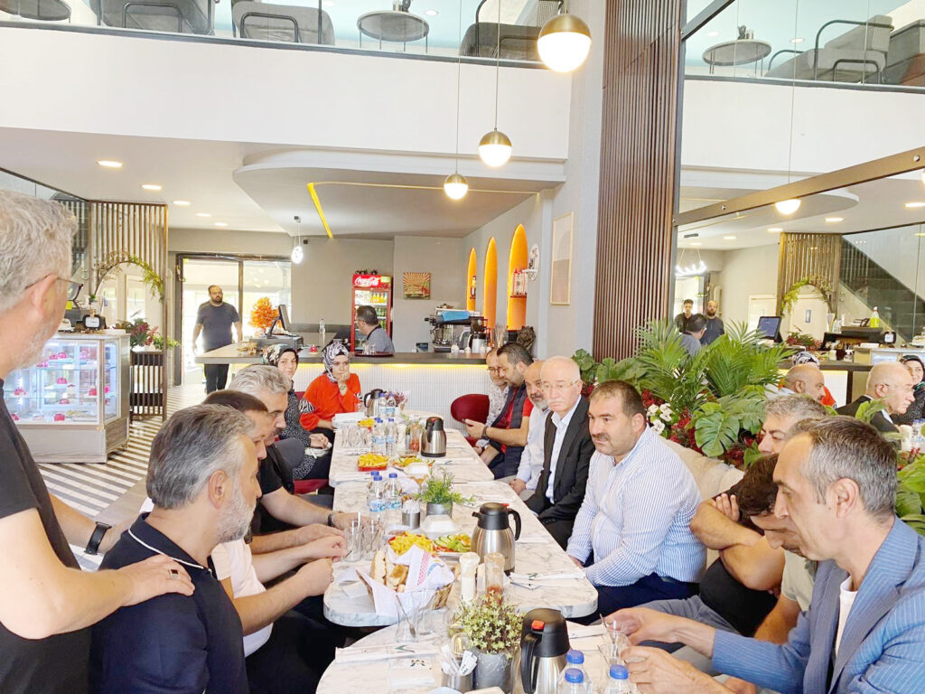 Altuntaş, TOKİ çarşı esnafıyla bir araya geldi