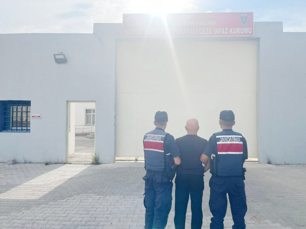 Aranan şahıs yakalanarak cezaevine teslim edildi