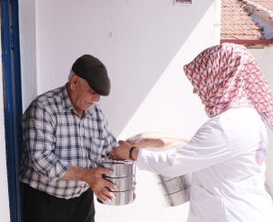 Günlük 250 haneye yemek dağıtılıyor
