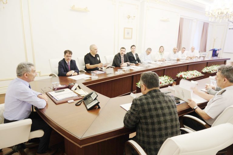 Vali Özkan: Öğrencilerimiz sorunsuz bir şekilde eğitimlerine başlayacak