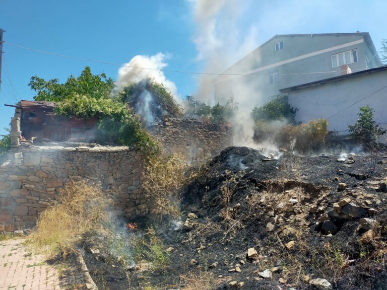 Eskipazar Mahallesi’nde boş arsa alevlere teslim oldu