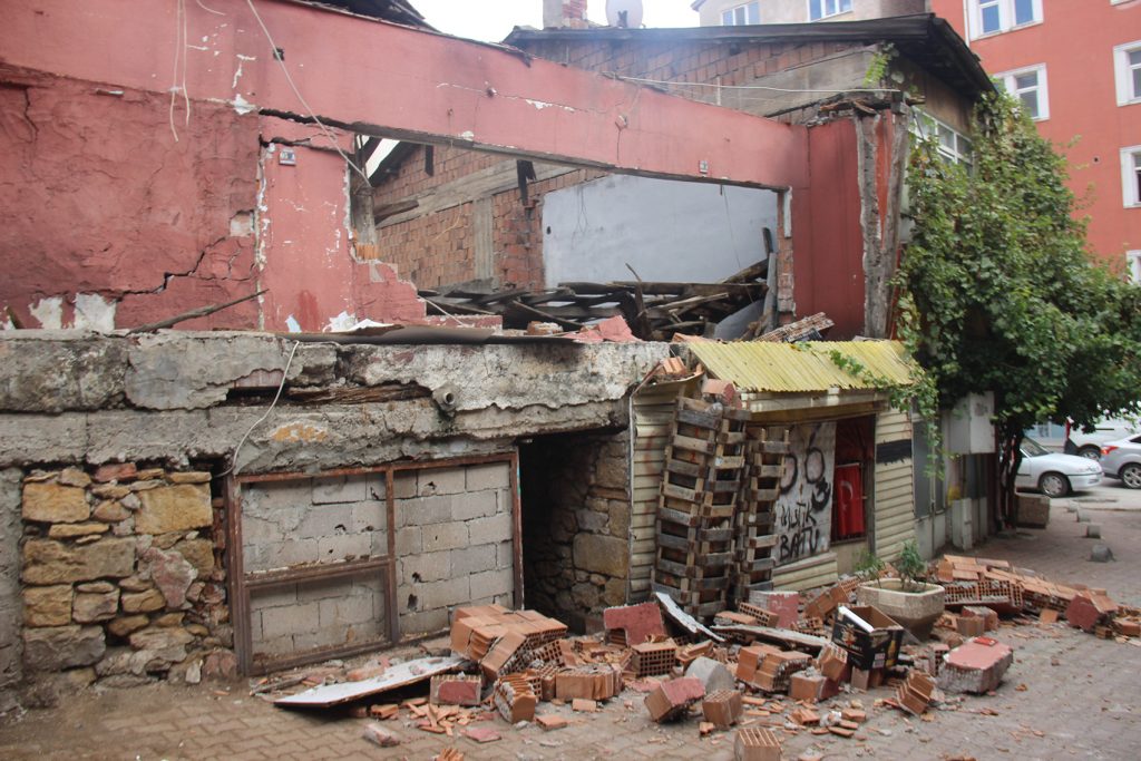 Yozgat’ta atıl binanın duvarı çöktü