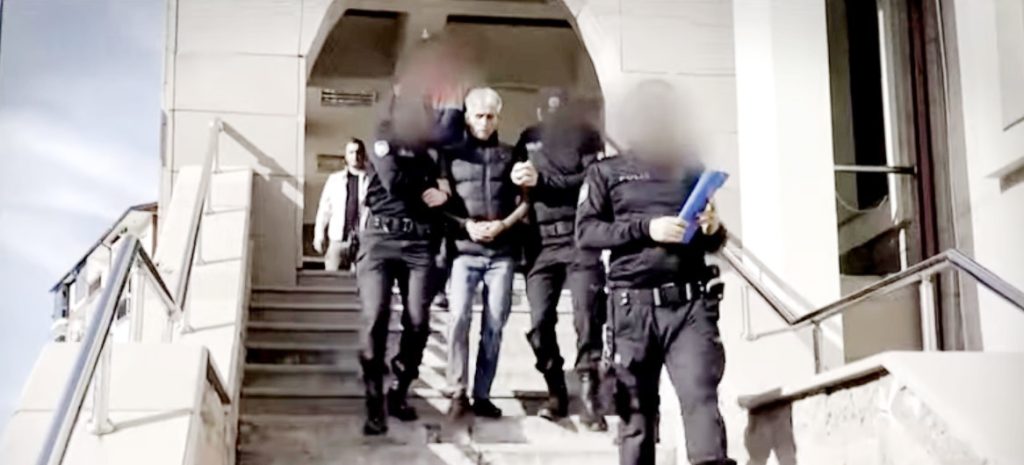 Televizyon şovunda kızını arayan baba tutuklandı