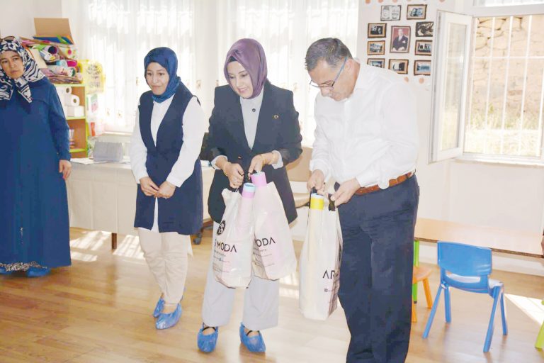 Öğrenciler hediyelerle sevindirildi