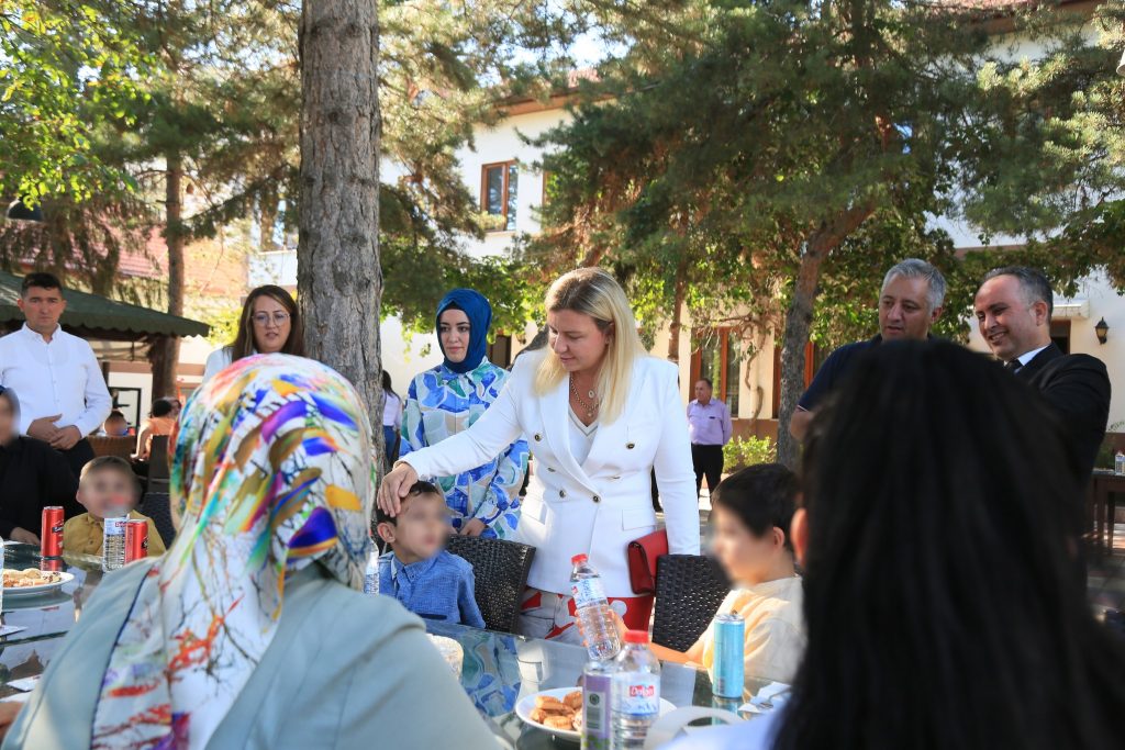 Arzu Özkan’dan Çocuk Evleri’ne sıcak ziyaret