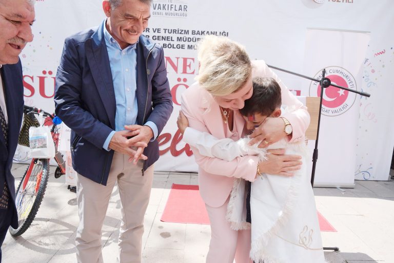 Vali Özkan, çocukların heyecanına ortak oldu