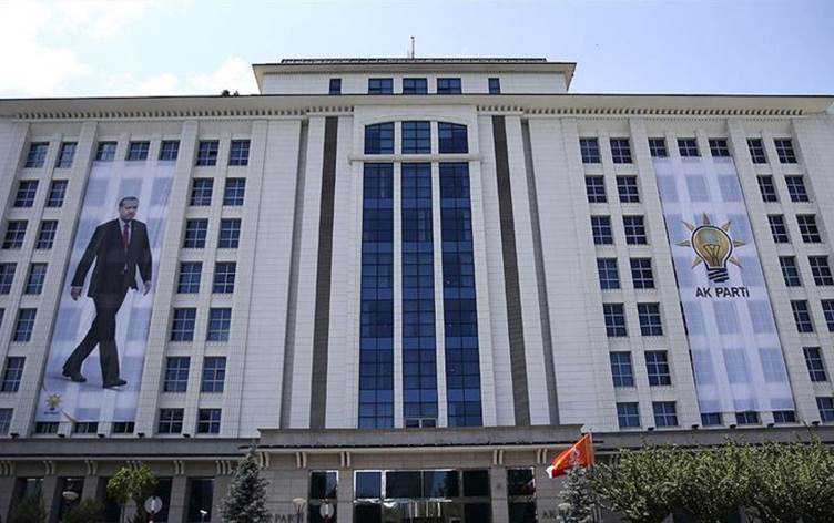 AK Parti’de 4 ilçede bayrak değişimi