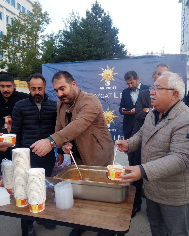 AK Parti Teşkilatı’ndan pazarcı esnafına sıcak çorba ikramı