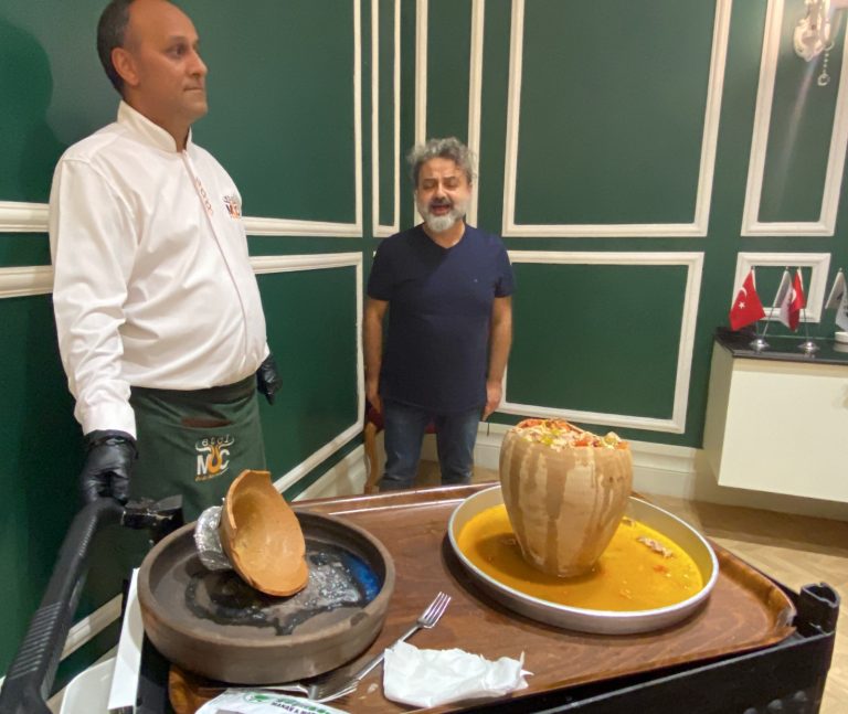 Sanatçılar Testi Kebabına hayran kaldı