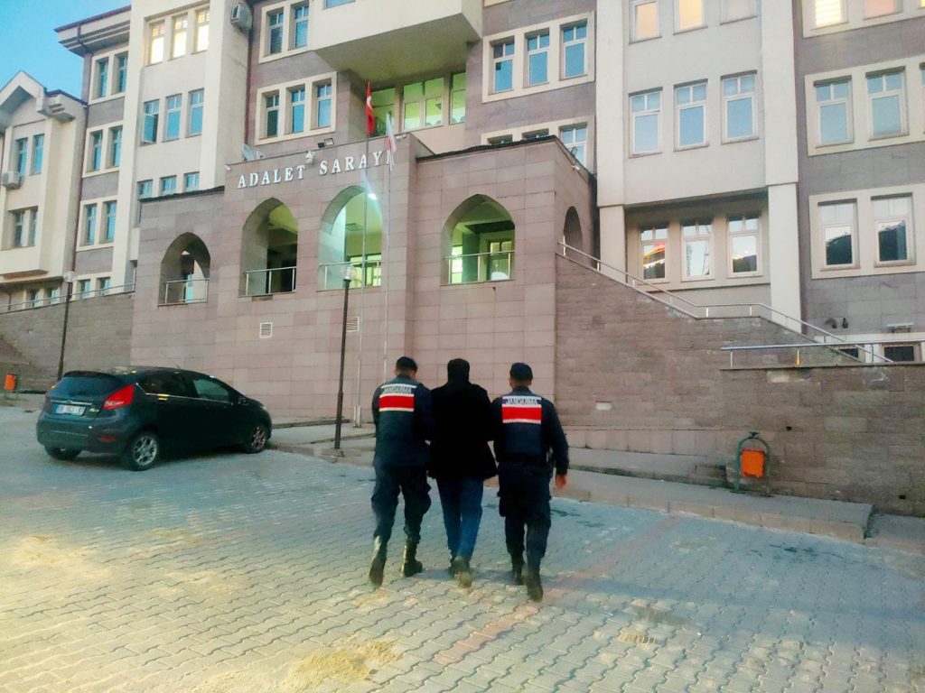 Jandarma aranan şahsı yakaladı